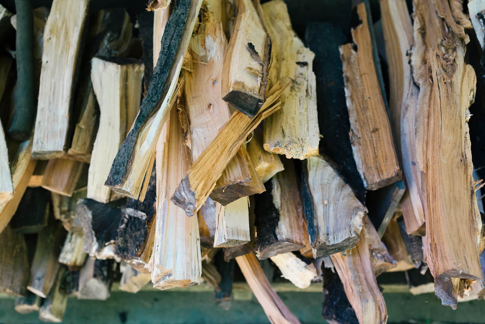 L'humidité de votre bois de chauffage est un facteur à prendre en compte qui a un impact sur le pouvoir calorifique du bois et sa capacité à bruler correctement